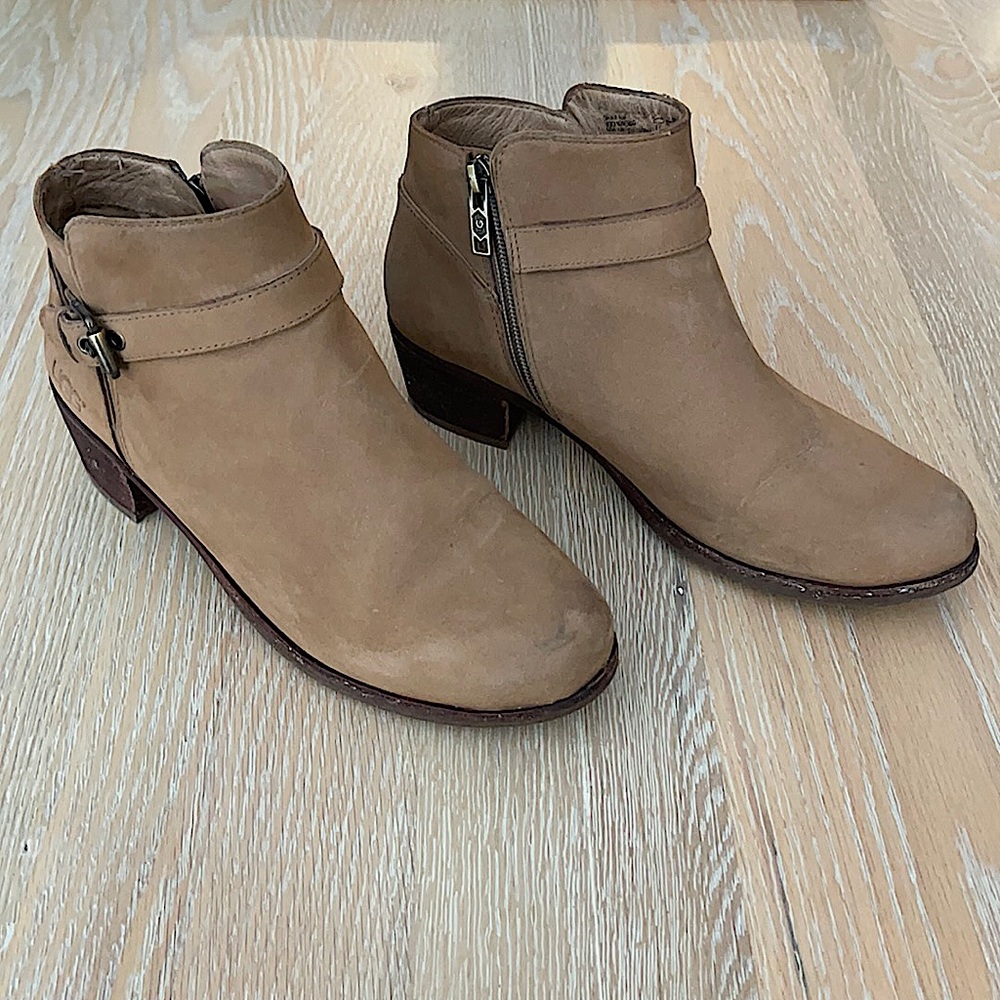 UGG Chelsea Boots - Women’s Size 8 - Tan Suede